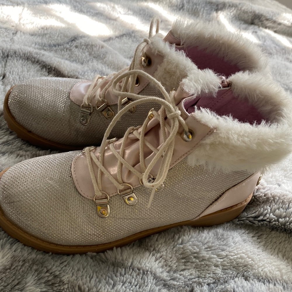 Juicy couture pink and white mid rise boots for kids